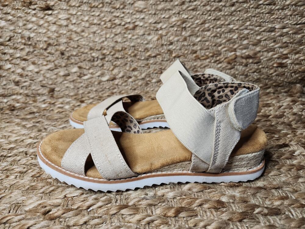 Bobs Skechers Desert Kiss Secret Picnic Beige Comfort Sandals Women's Size 6